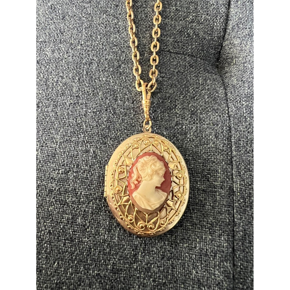 Vintage Cameo Locket Necklace Women OS Gold Red Excellent Filigree Oval Pendant